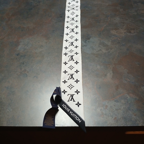 Authentic Louis Vuitton Monogram Black and Gold Scarf - Picture 9 of 11